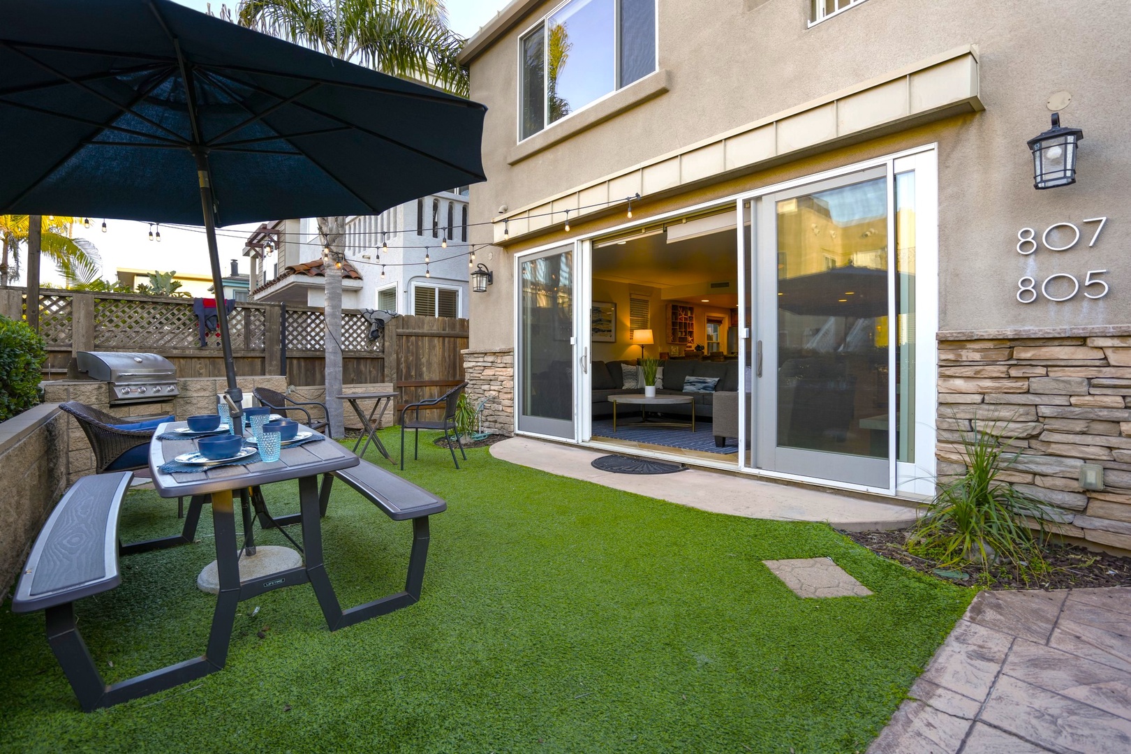 Private fenced patio, BBQ, outdoor dining