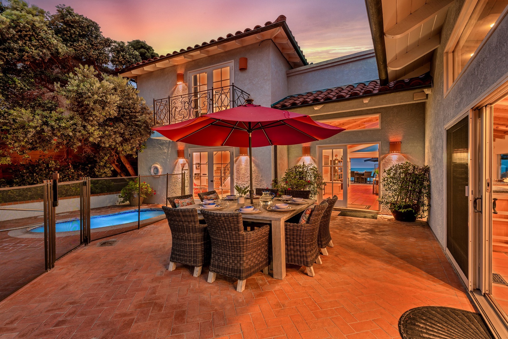 poolside dining