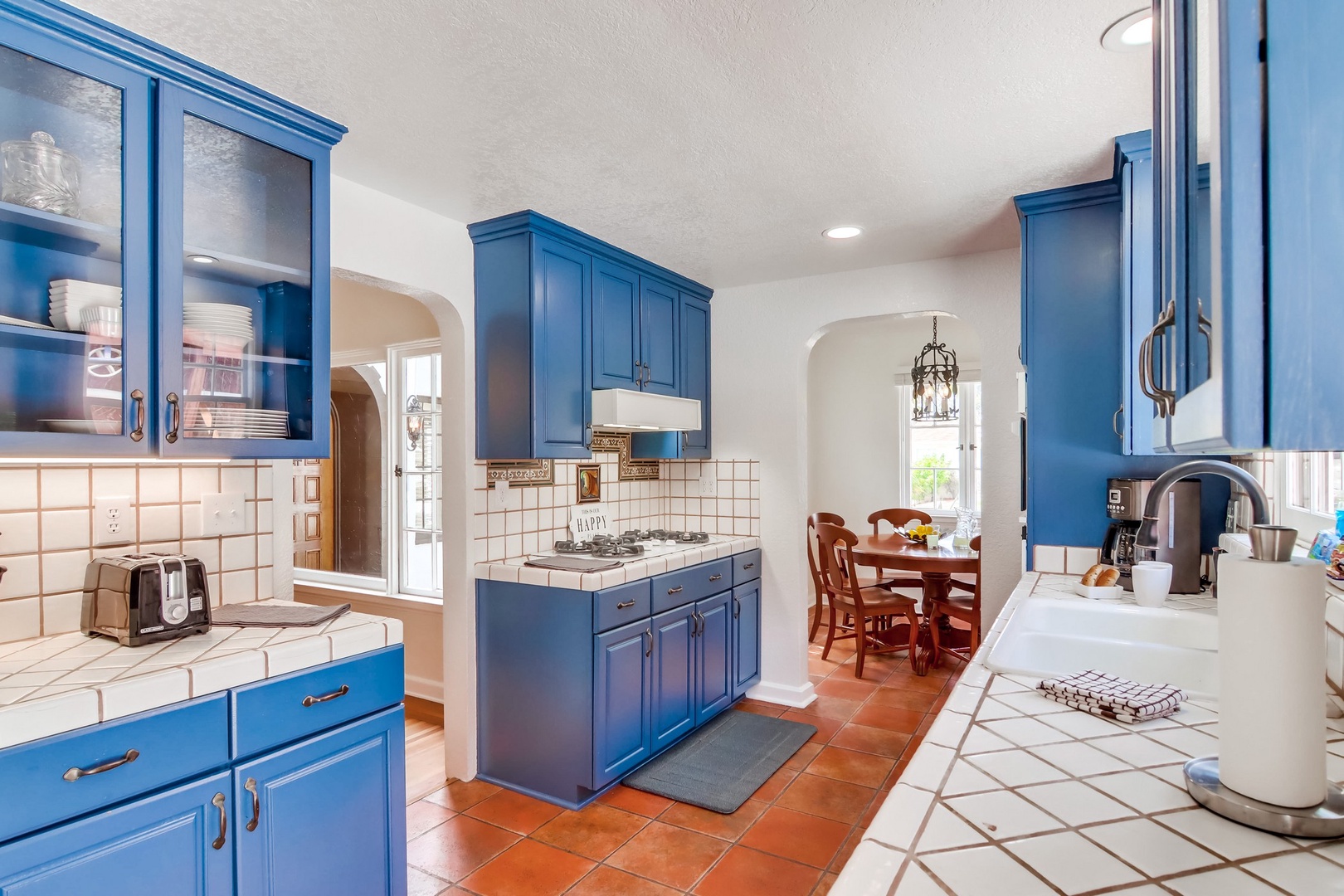 Kitchen looking towards breakfast nook