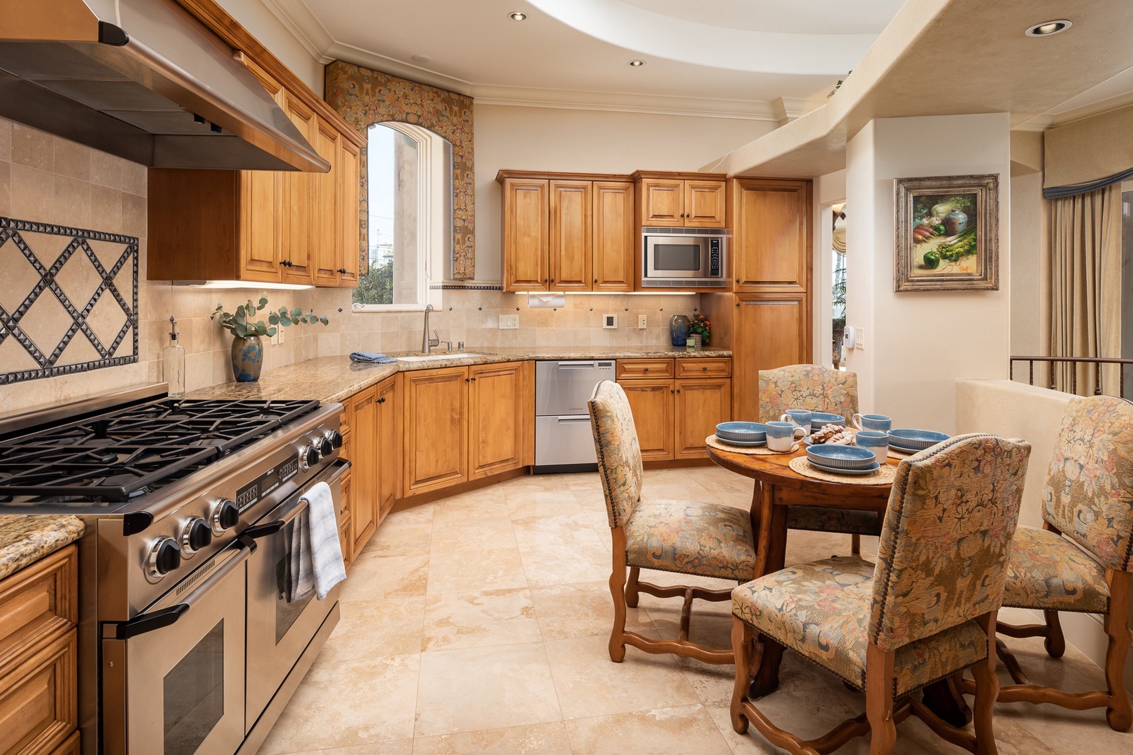 Kitchen with breakfast table