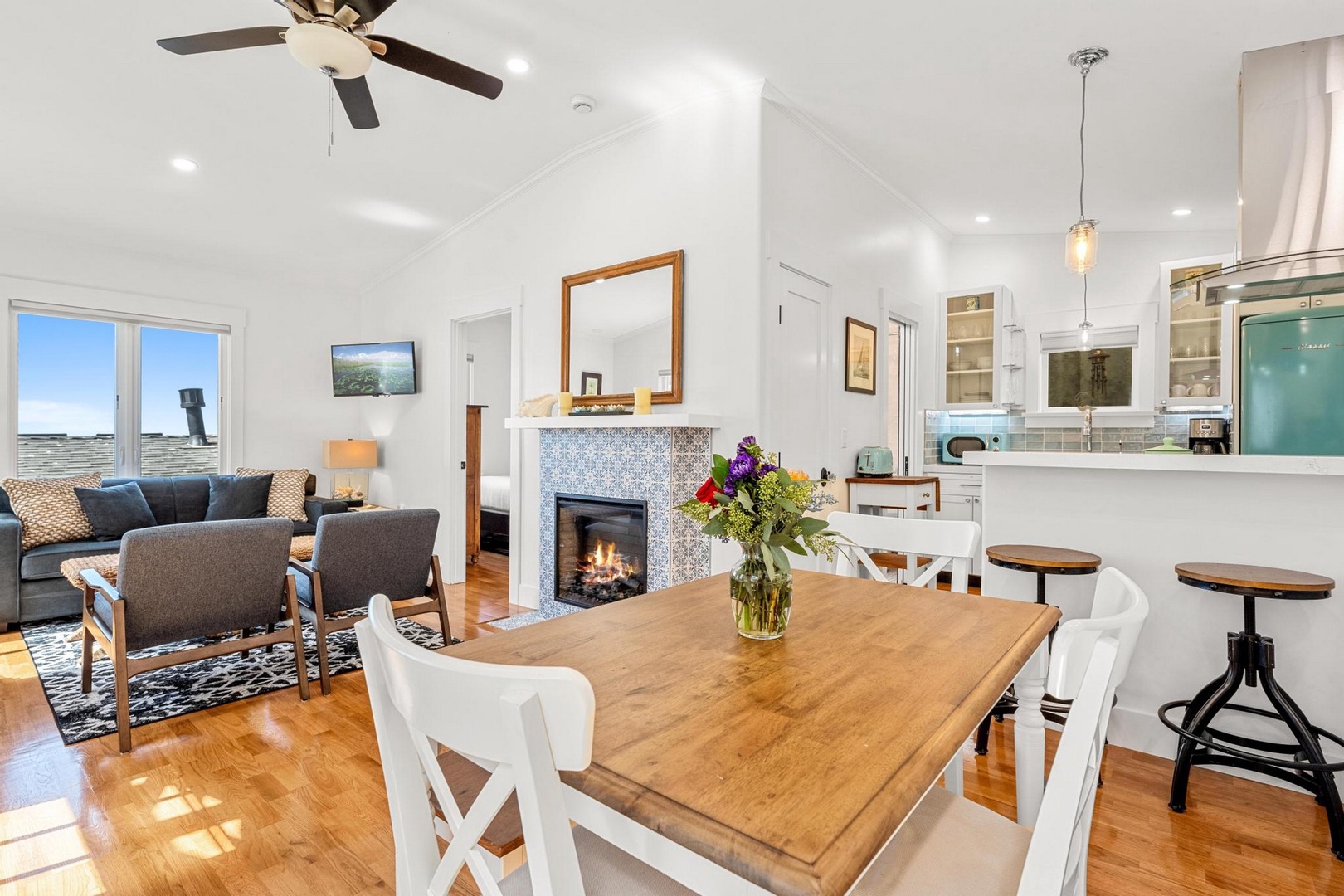 Inspiring Decor, dining for four