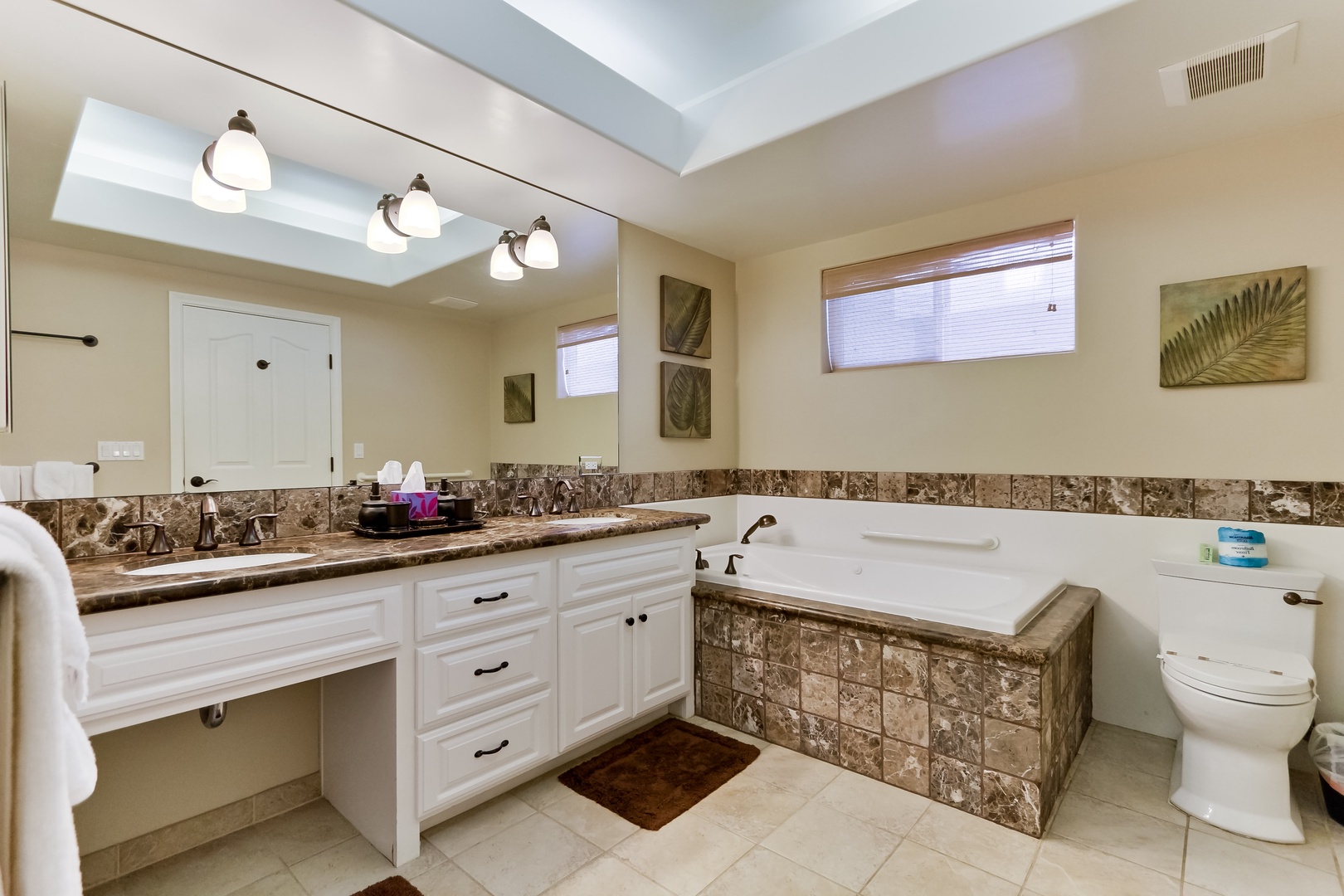 Primary suite bath with soaking tub