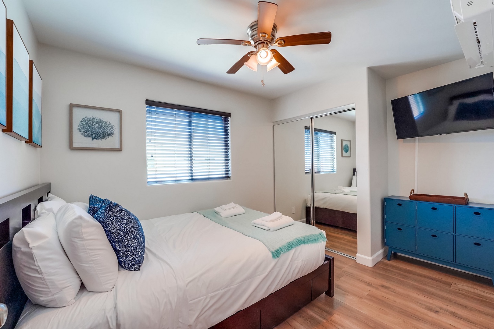 Bedroom 3 - queen bed and TV