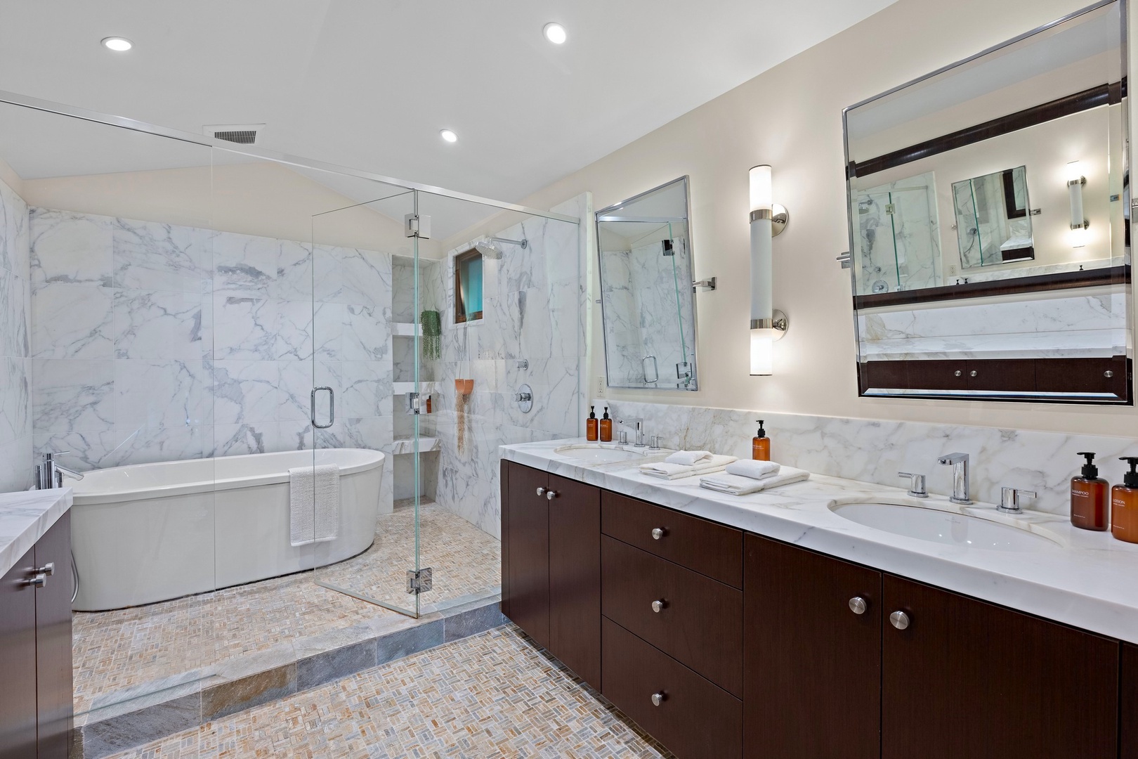 En suite with dual showerheads