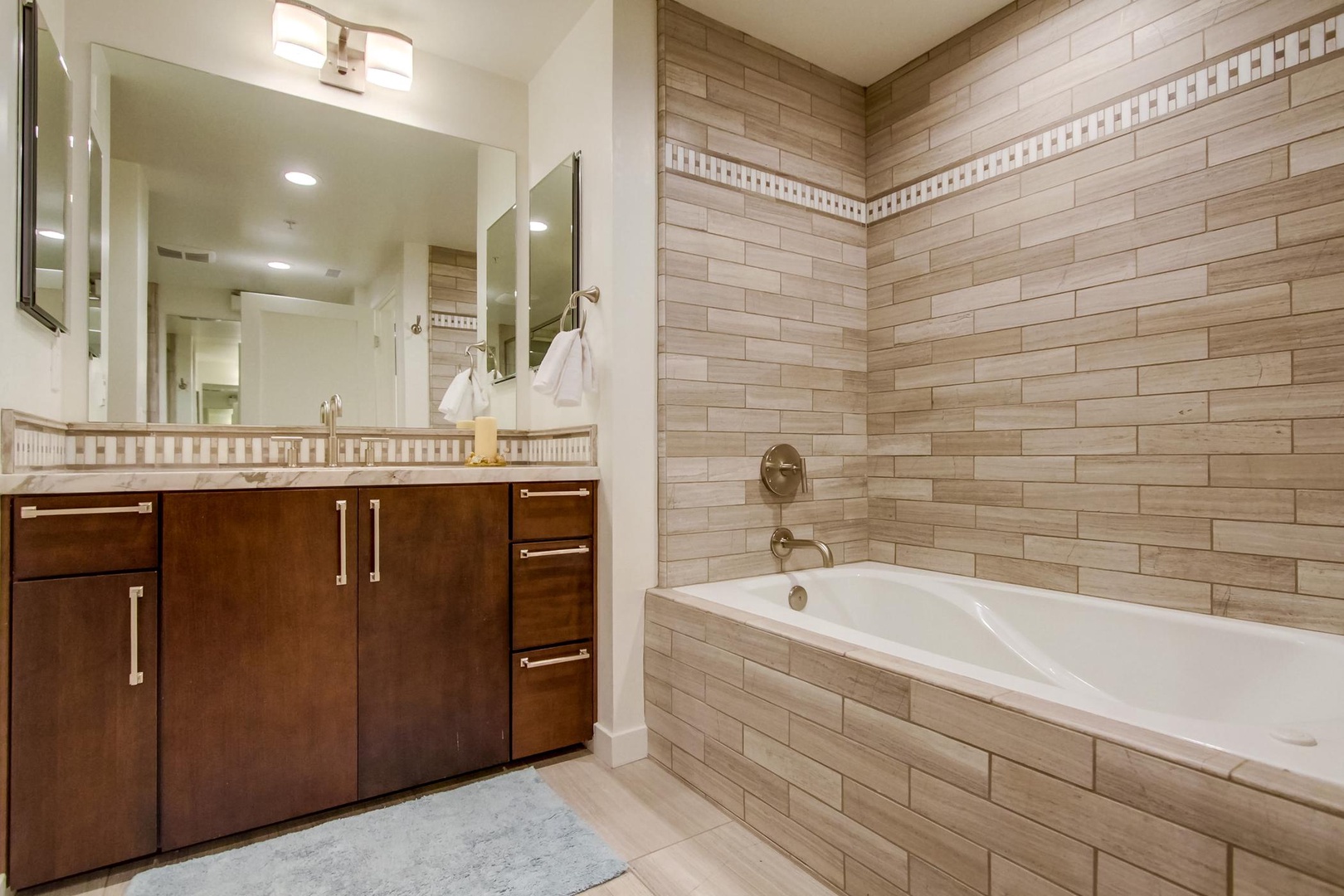 En suite bath with soaking tub