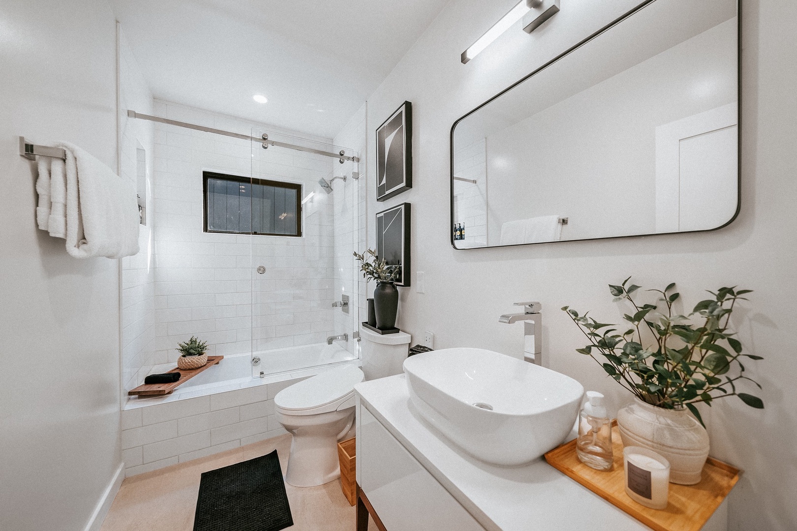 Hall bathroom with tub/shower