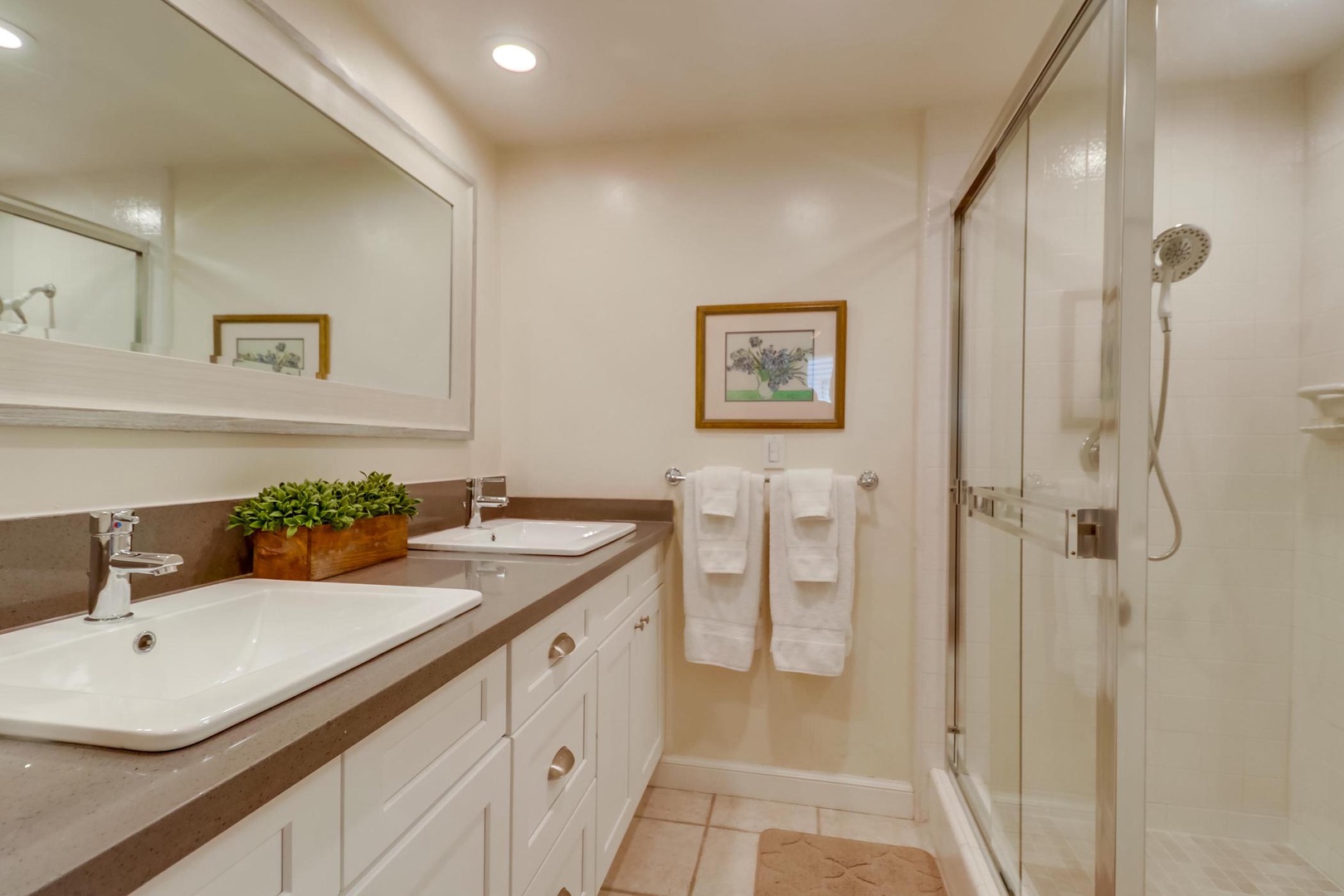 Hall bath with dual-sink vanity
