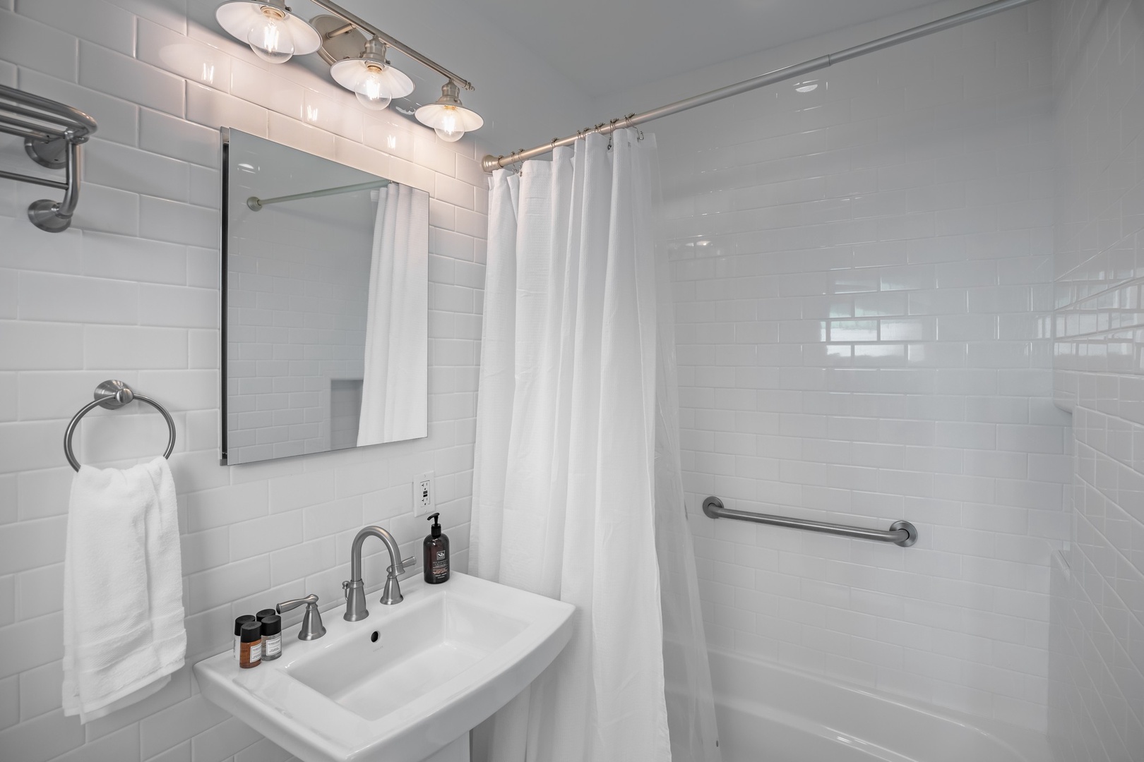 Primary en-suite bath with tub/shower