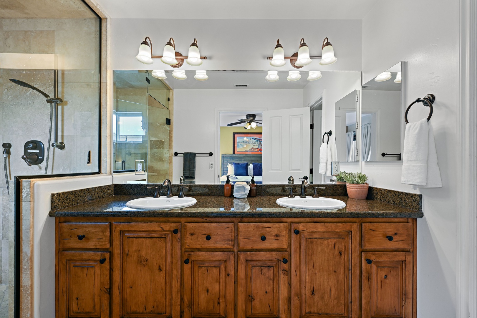 En suite bath with dual sink vanity