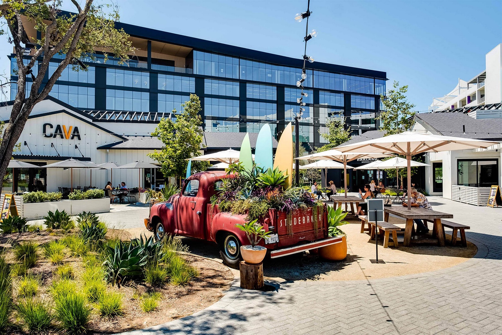5 minutes from shops and restaurants