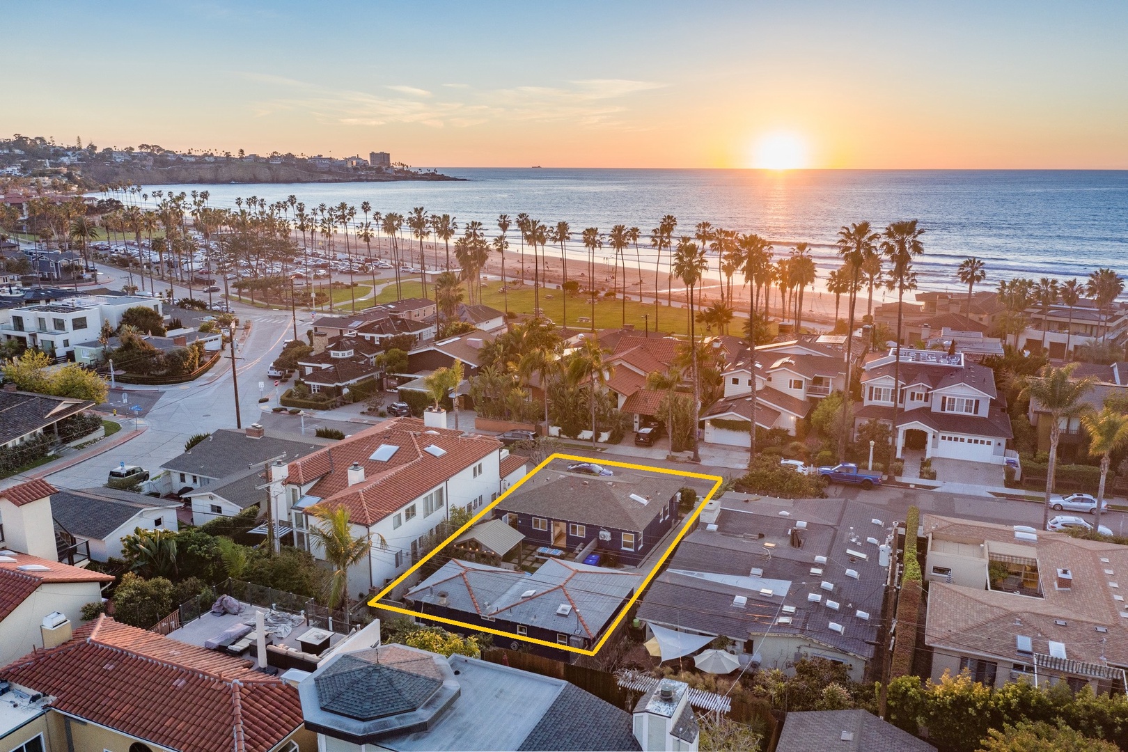 B5331 La Jolla Beach Bungalow