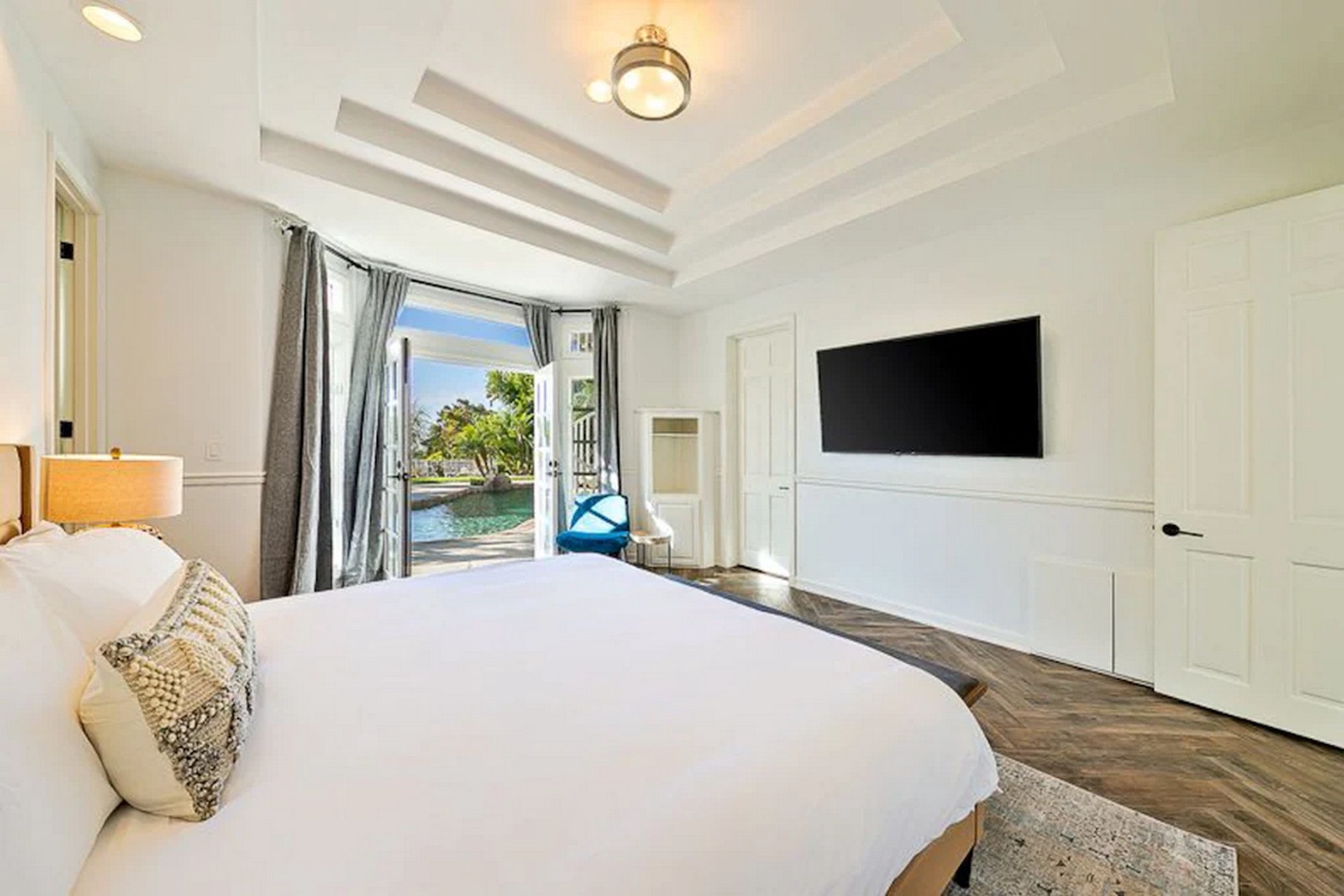 Guest bedroom with pool access