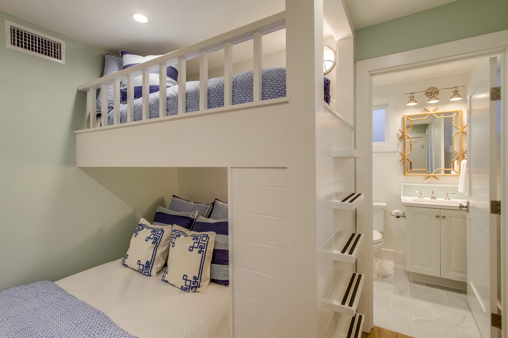 Bunk room in Nautica North