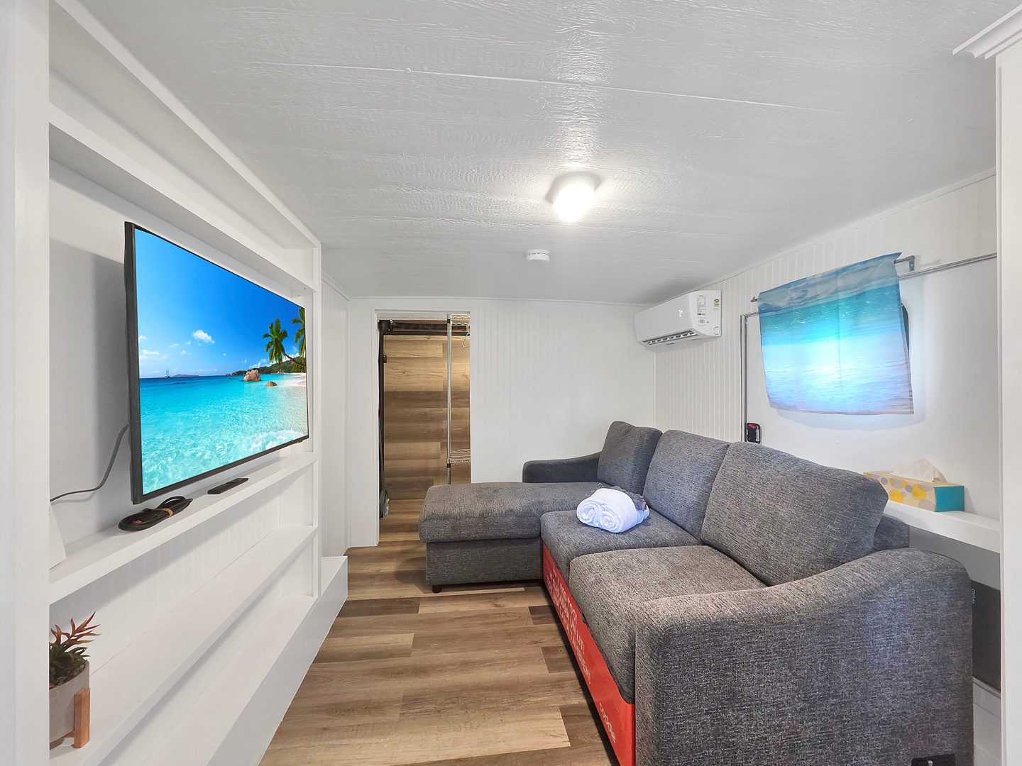 Guest quarters living area