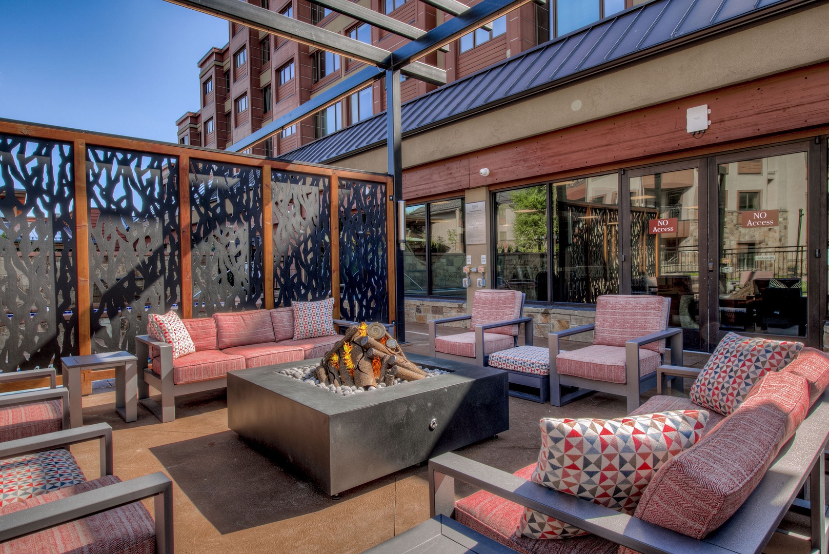 645 S Park Ave Pool MLS 300ppi_010