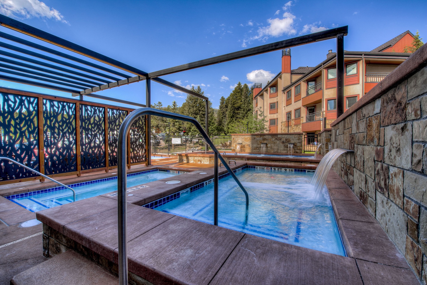 645 S Park Ave Pool MLS 300ppi_002
