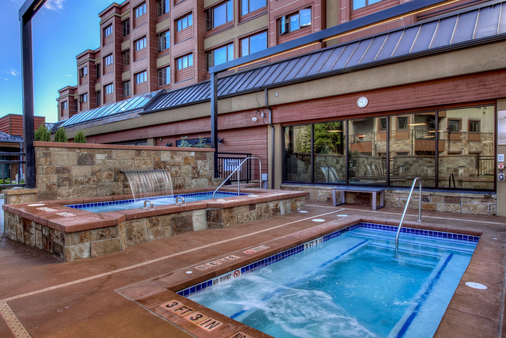 645 S Park Ave Pool MLS 300ppi_005
