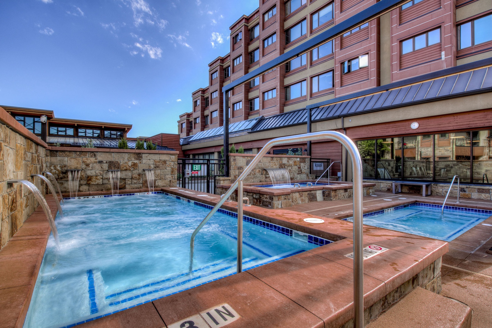 645 S Park Ave Pool MLS 300ppi_004
