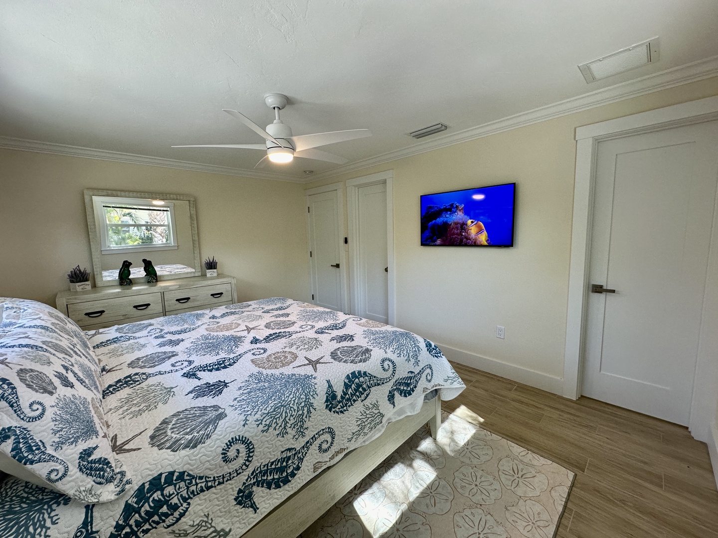 Smart TV, walk-in closet, en-suite bath