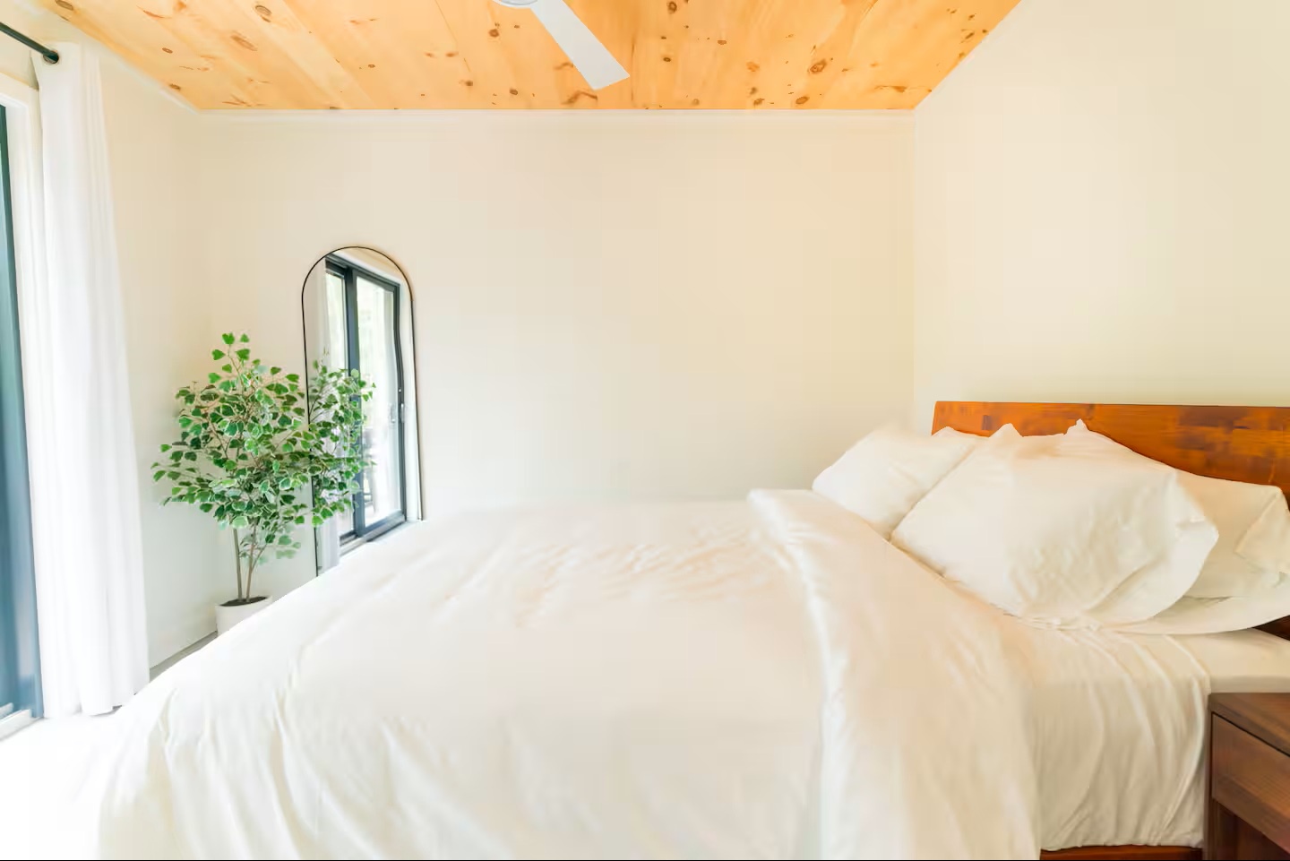 Bedroom 2: Queen bed