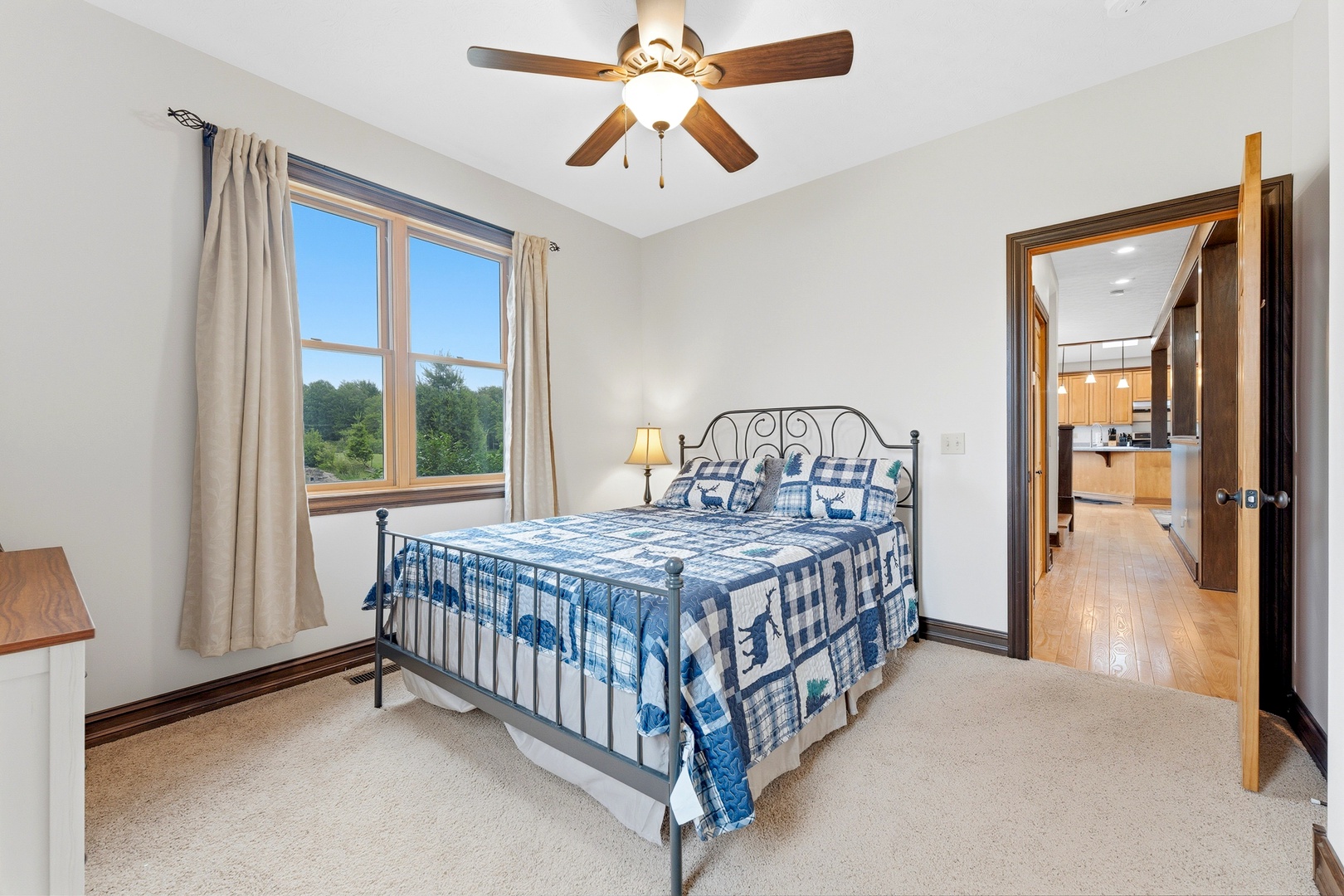 Bedroom 3: Queen