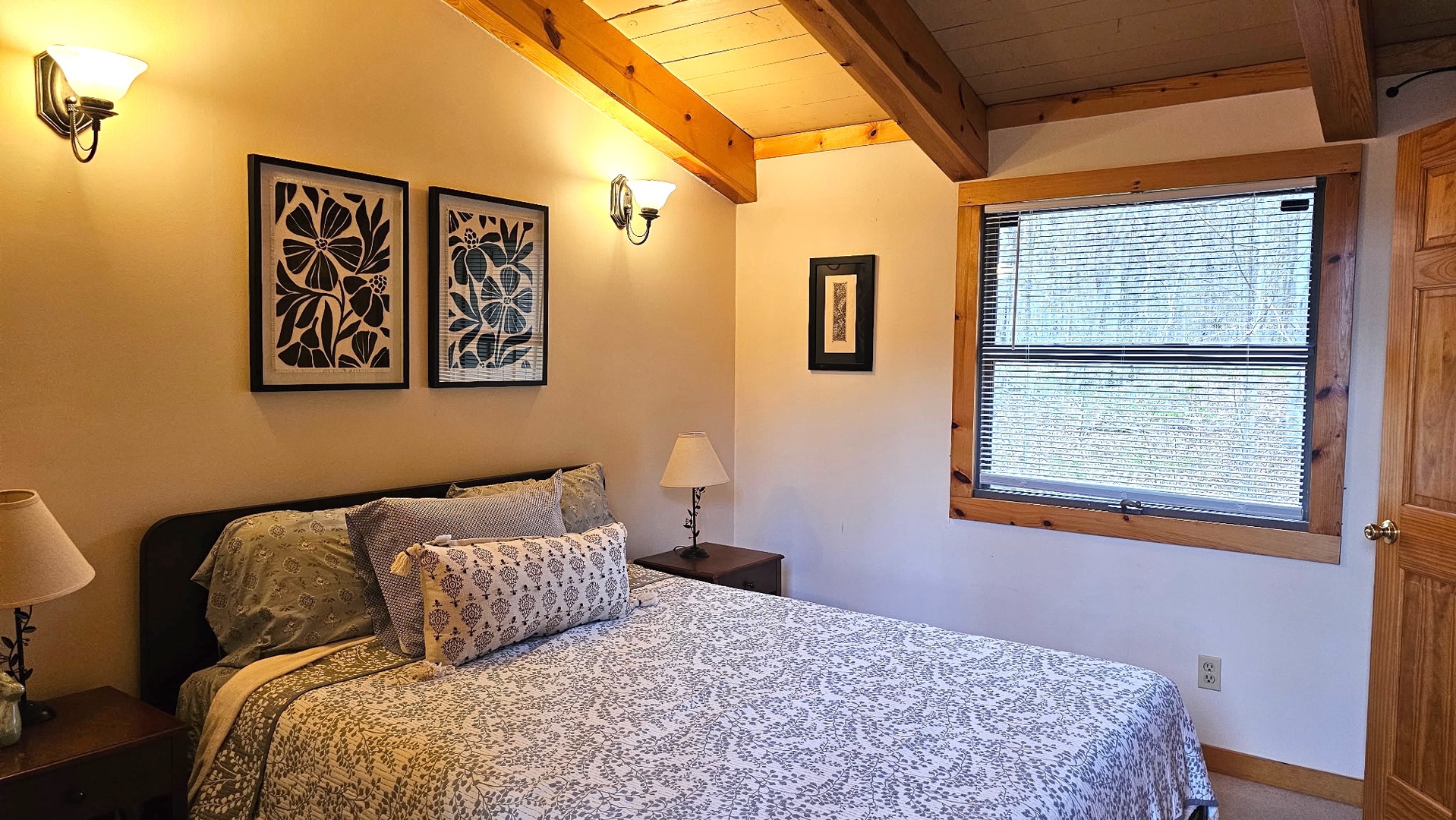 Upstairs Bedroom 2: Queen