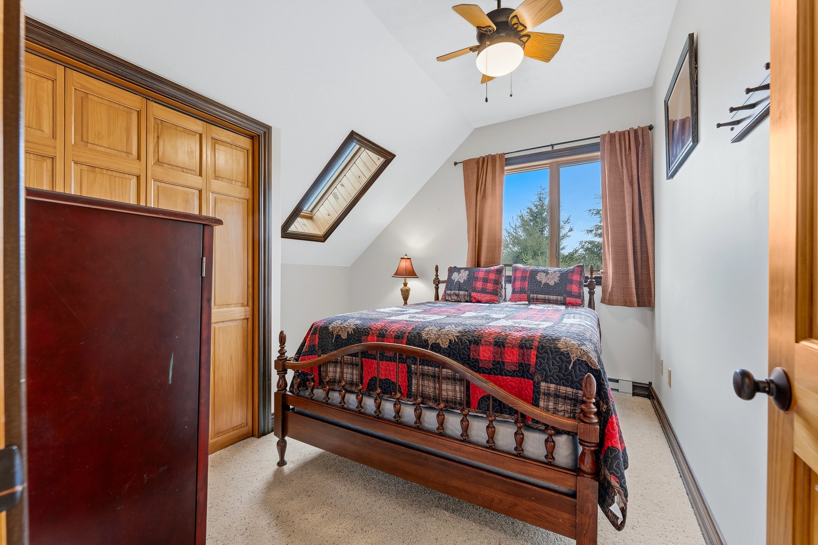 Bedroom 3: Queen
