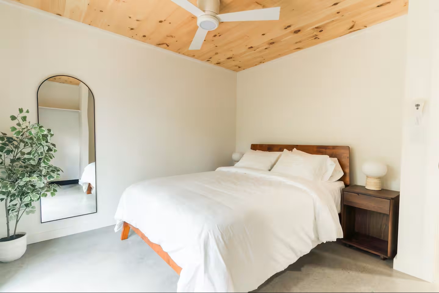 Bedroom 2: Queen bed