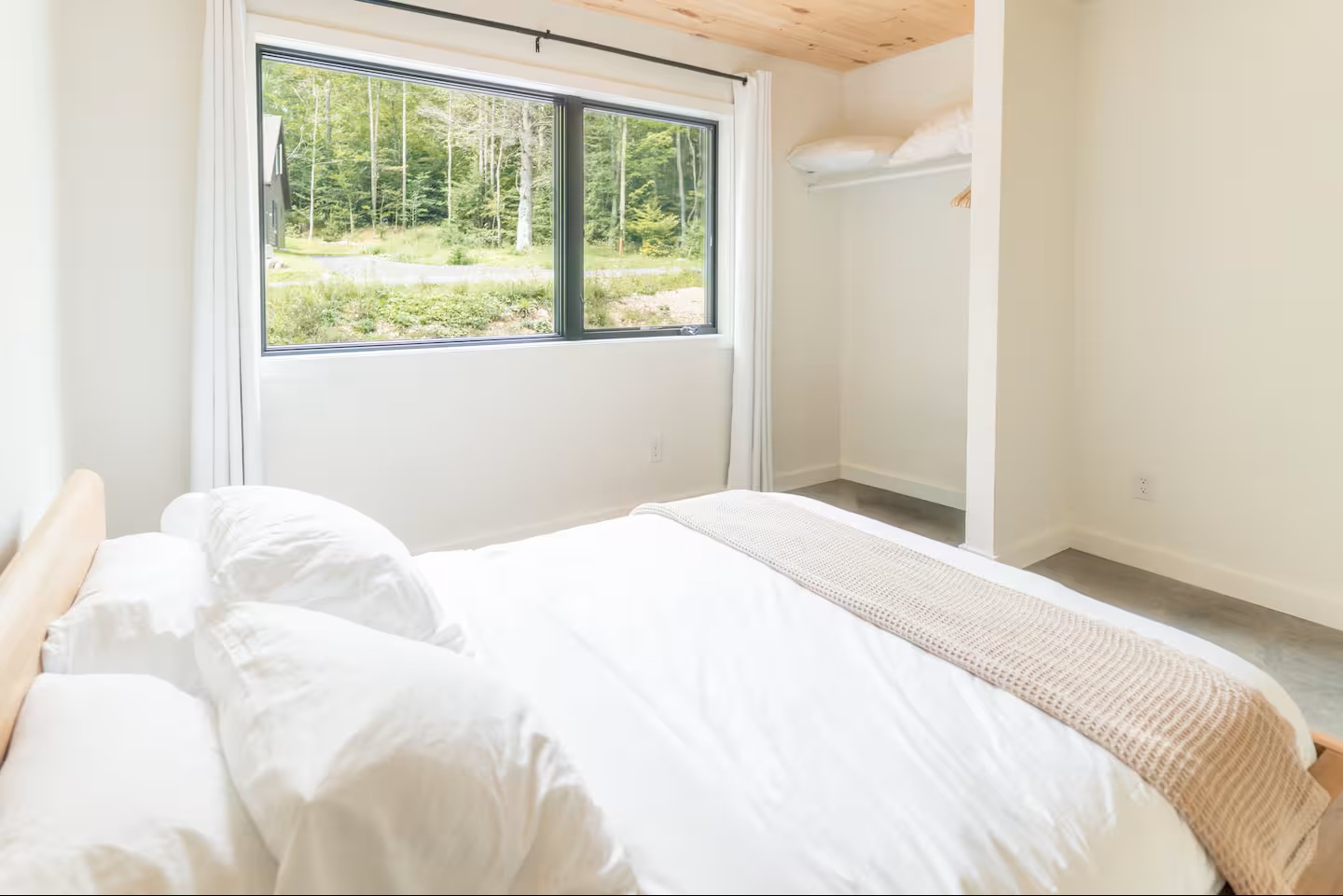 Bedroom 3: Queen bed