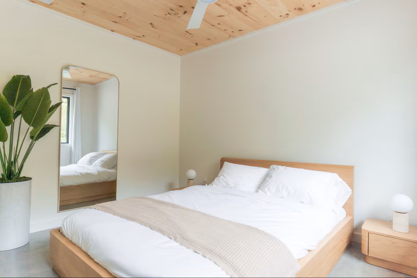Bedroom 3: Queen bed