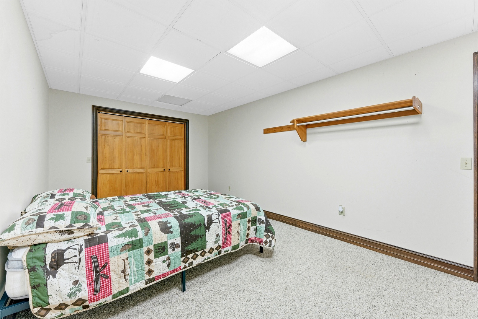 Bedroom 4: Queen
