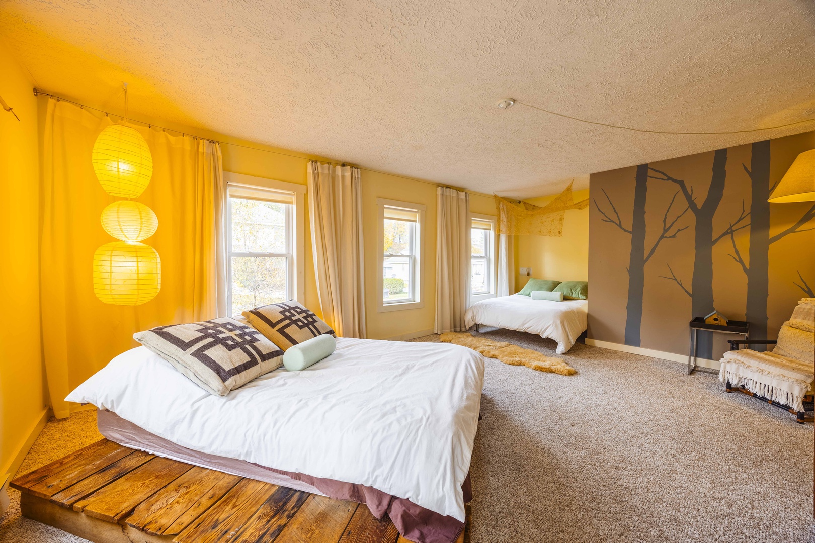 Bedroom 1: 2 Queen Beds