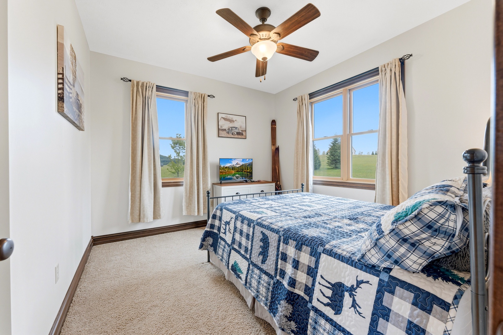 Bedroom 3: Queen