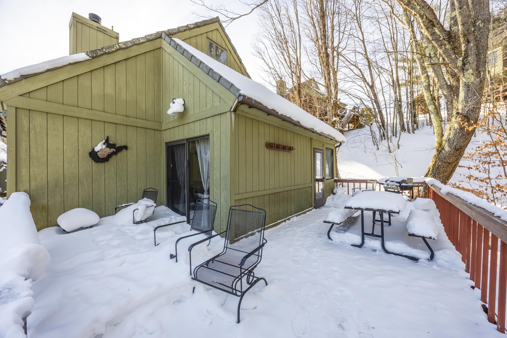 Deck area with Gas grill
