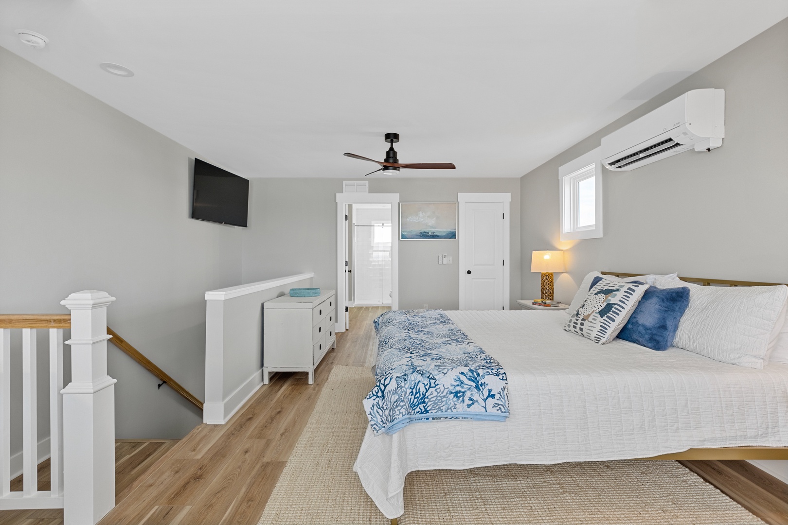 Bedroom 1 with a king-sized bed, a day bed, a Smart TV, and ensuite bathroom