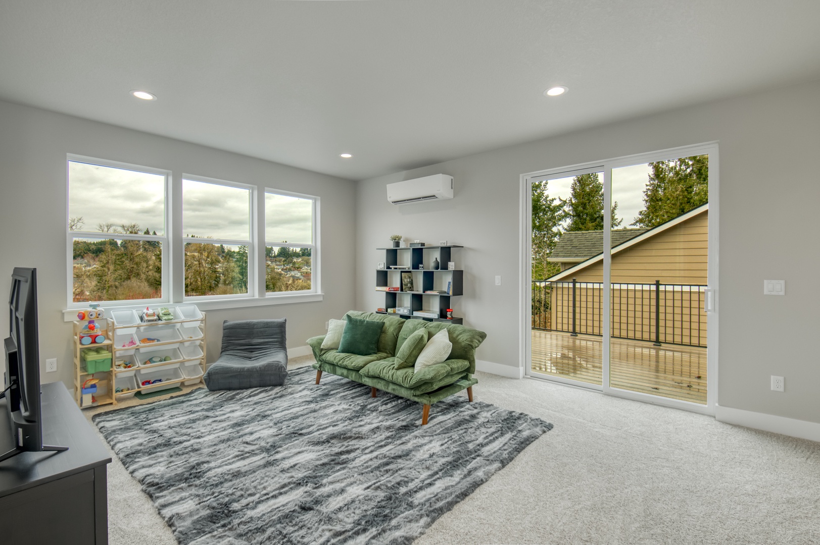 Upstairs living room with smart TV. Lots of toys, books, and games for the little ones. The couch/futon flattens for a 7th sleeping spot if needed.