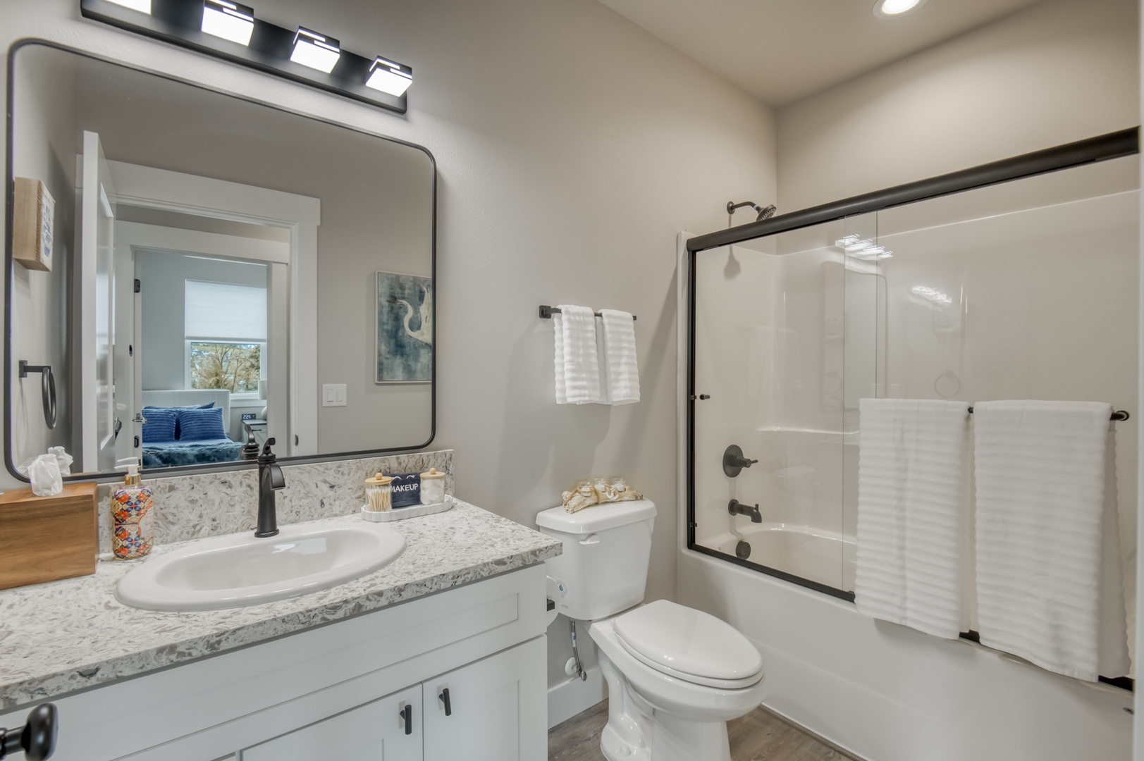 Upstairs full bathroom.