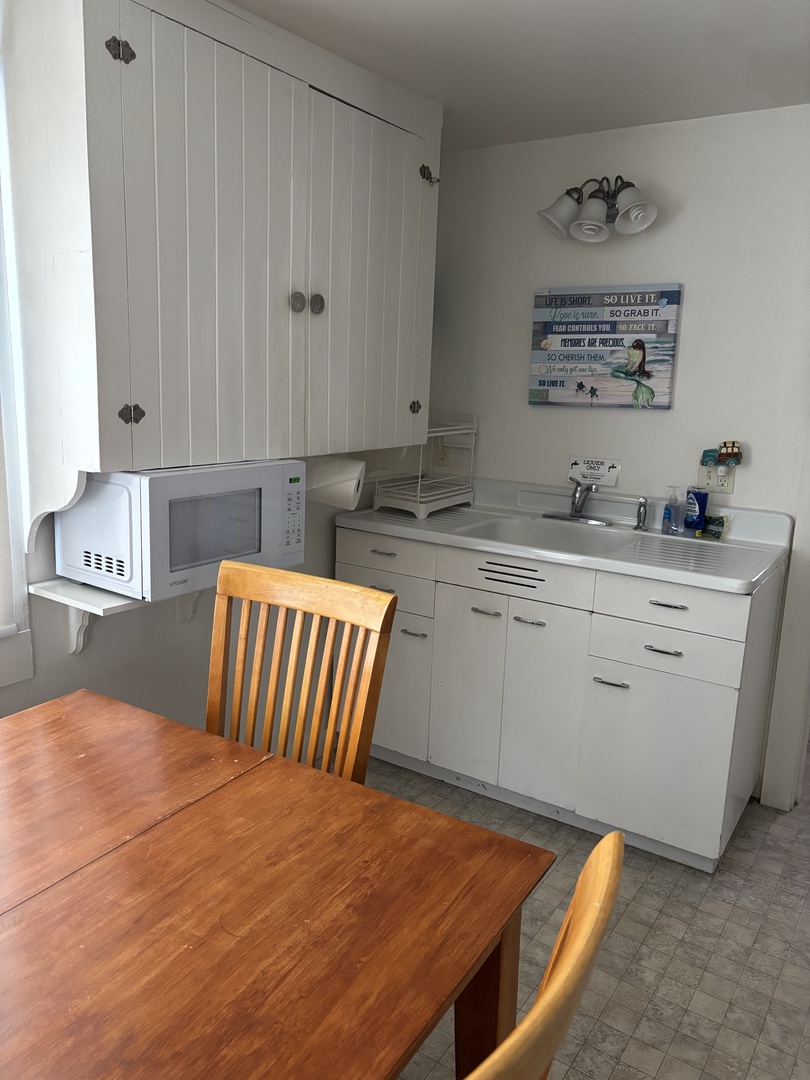 Kitchen, no dishwasher