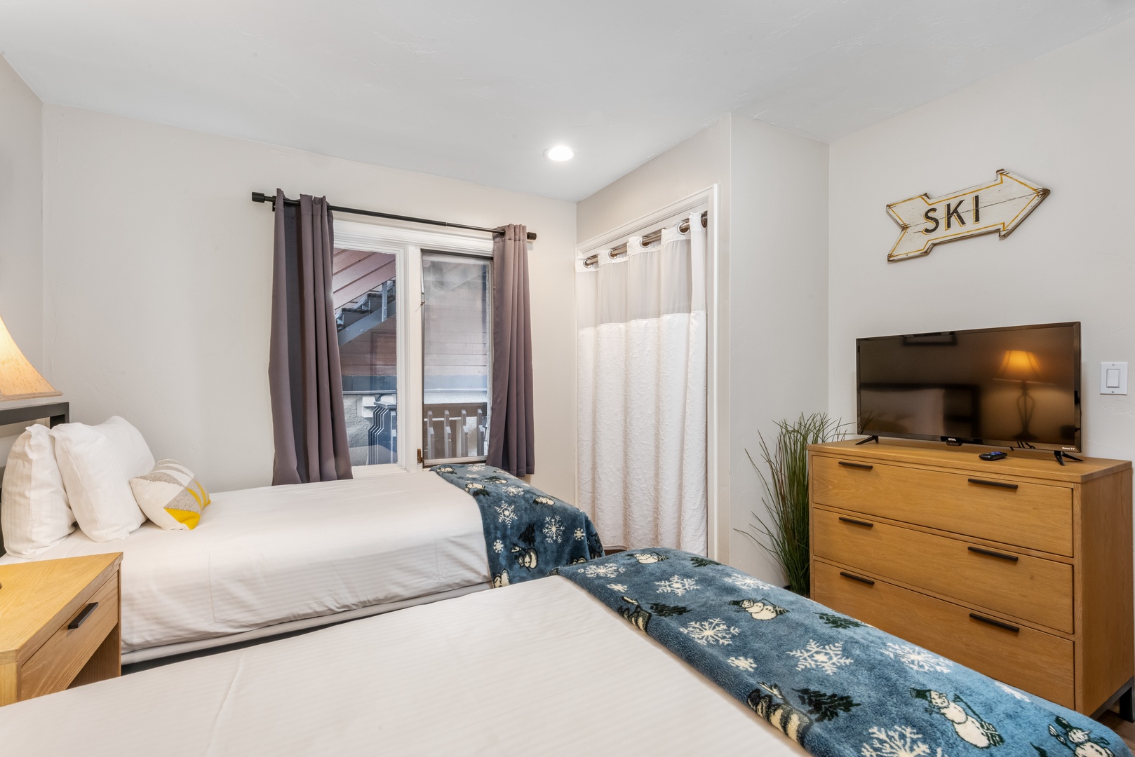 Bedroom with Twin Beds