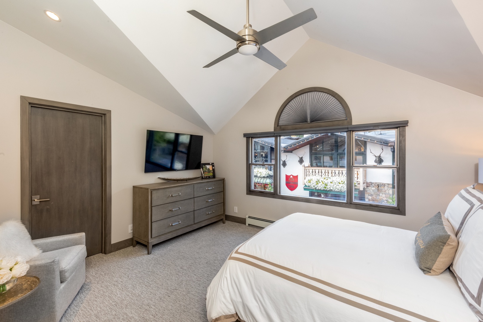 Guest Room (Queen)