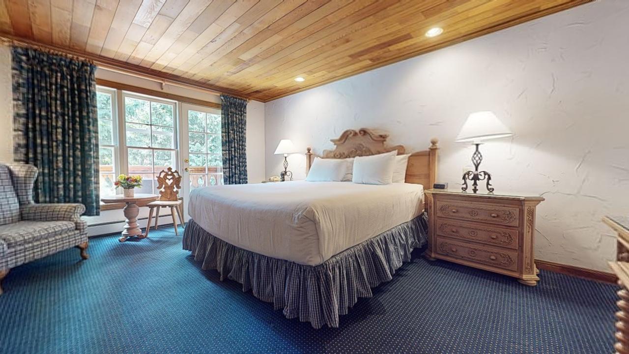 King Bed with Mountain View