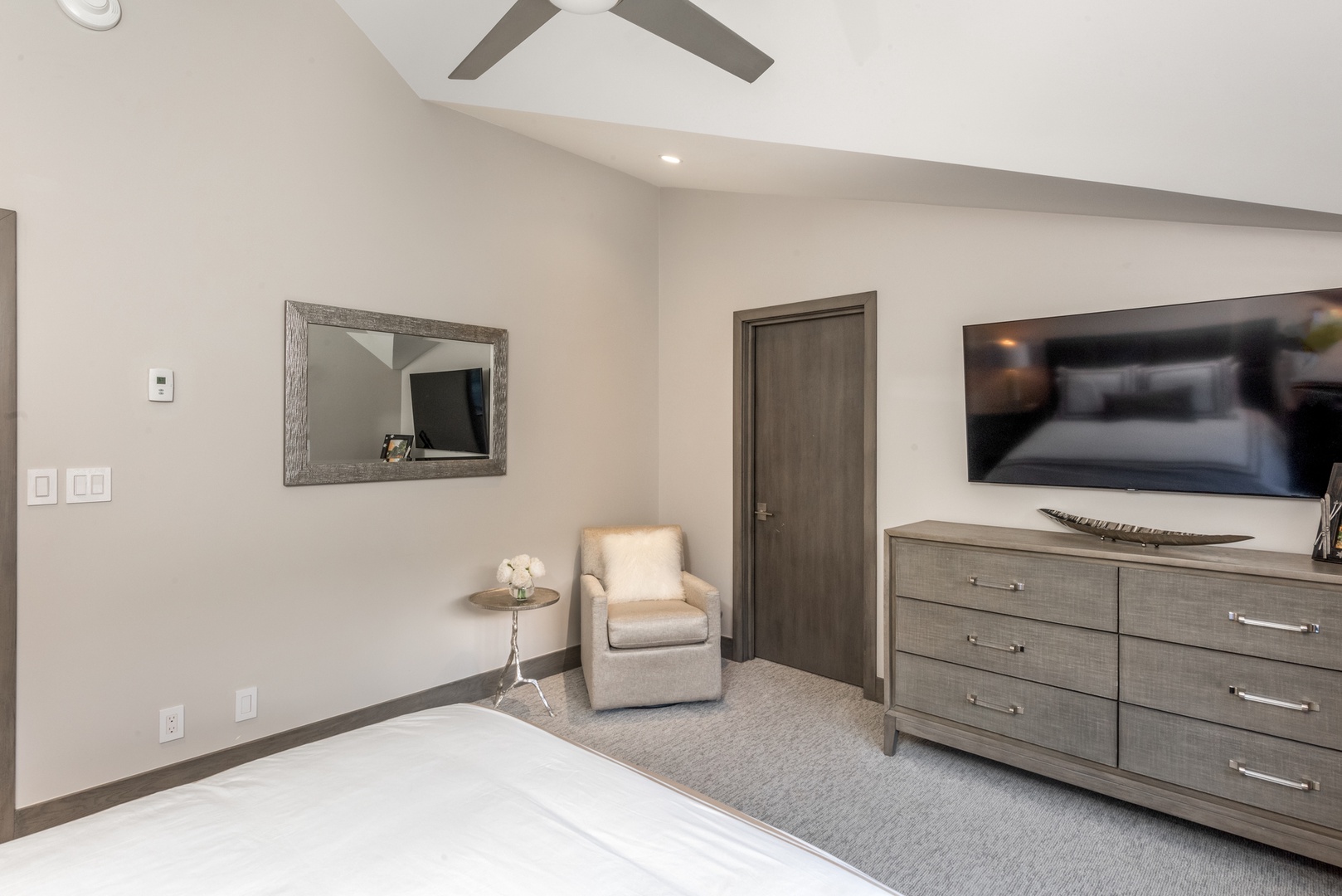 Guest Room (Queen)