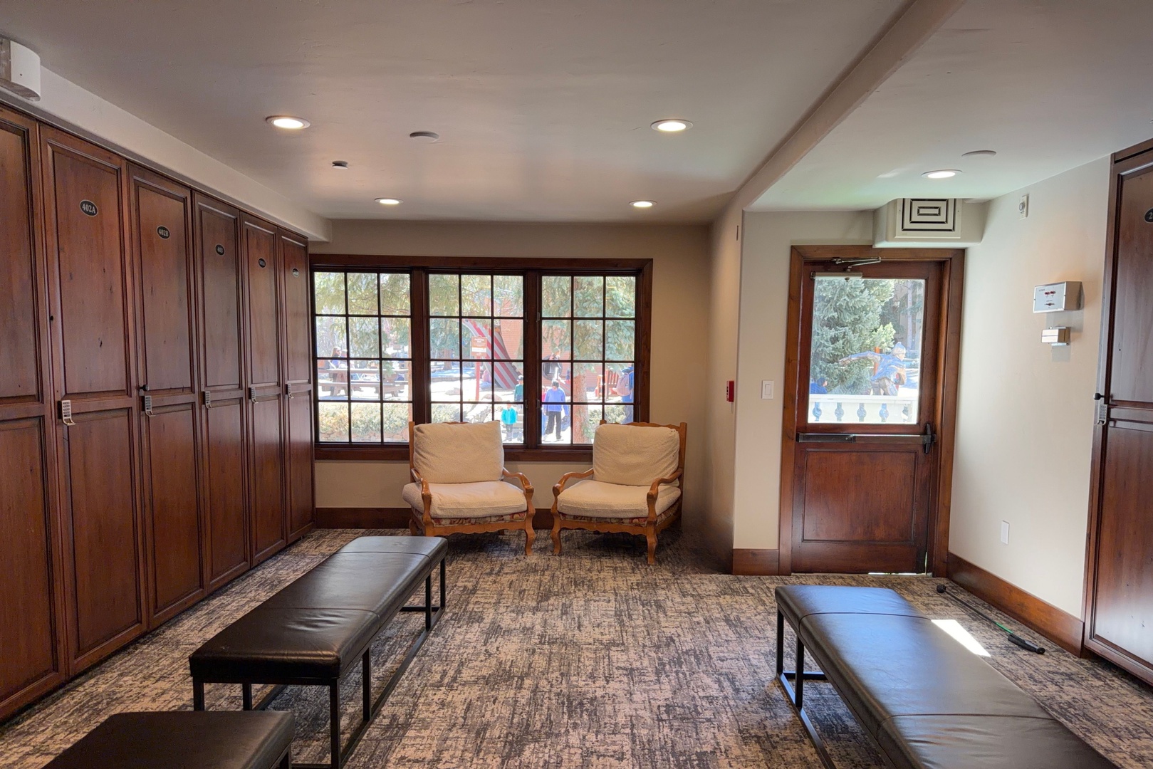 The Bridge Street ski locker offers one of Vail’s most coveted conveniences: the ability to gear up in comfort and be just steps from Gondola One. No hauling skis across the village, no long walks in boots—just click in, take a few strides (literally)