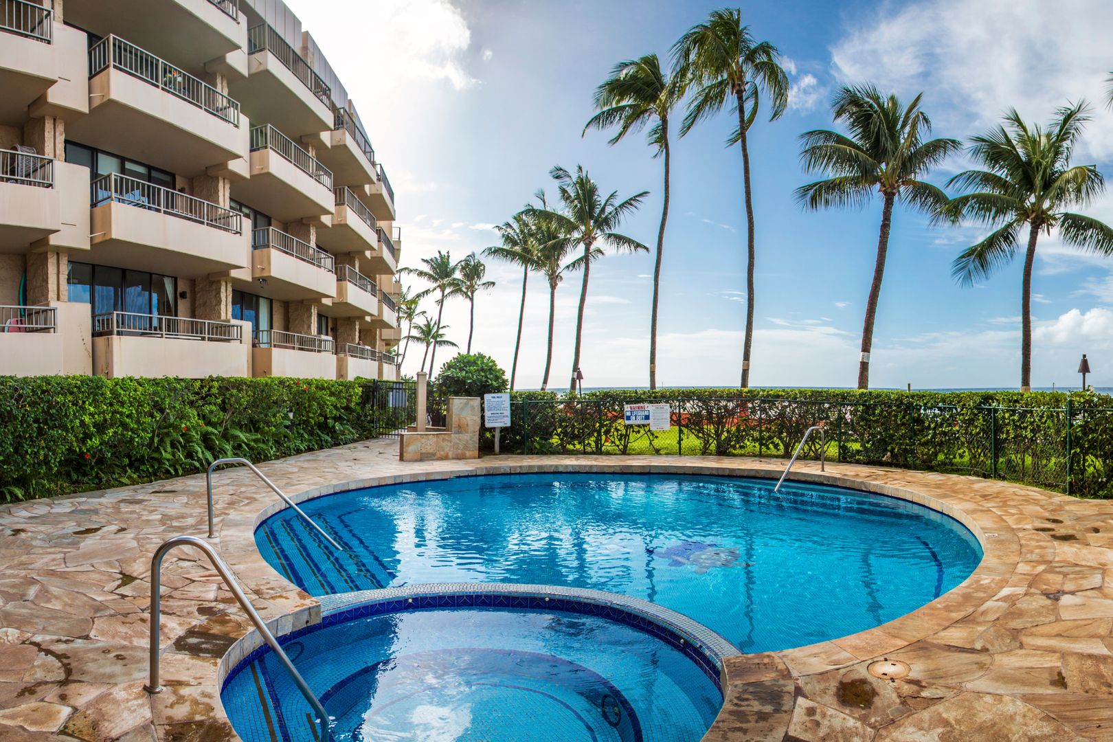 Paki Maui - Swimming Pool - Exterior