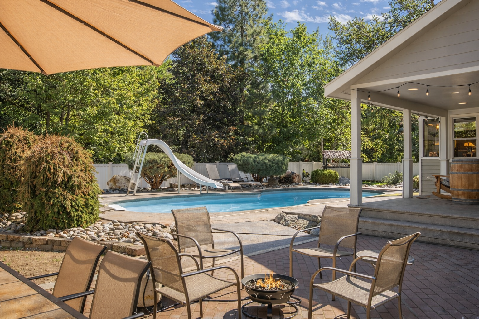 All Seasons Getaway | Year-Round Fun | Seasonal Pool | Hot tub