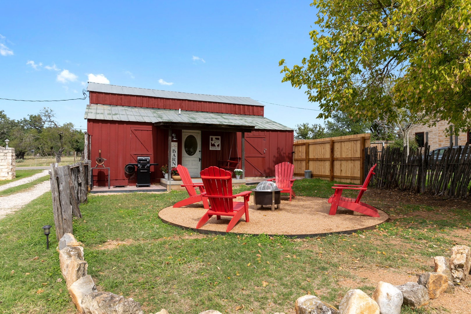 Gorgeous Barn Cabin w/Firepit 10min from Main St!