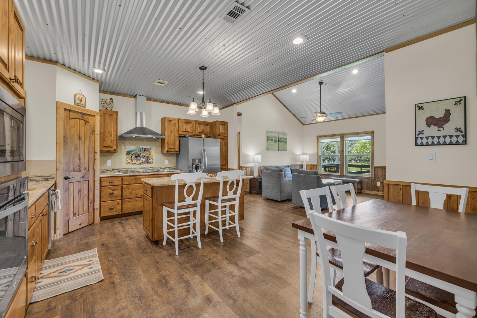 Farmhouse Charm 10 Min to Downtown, Pet Friendly!