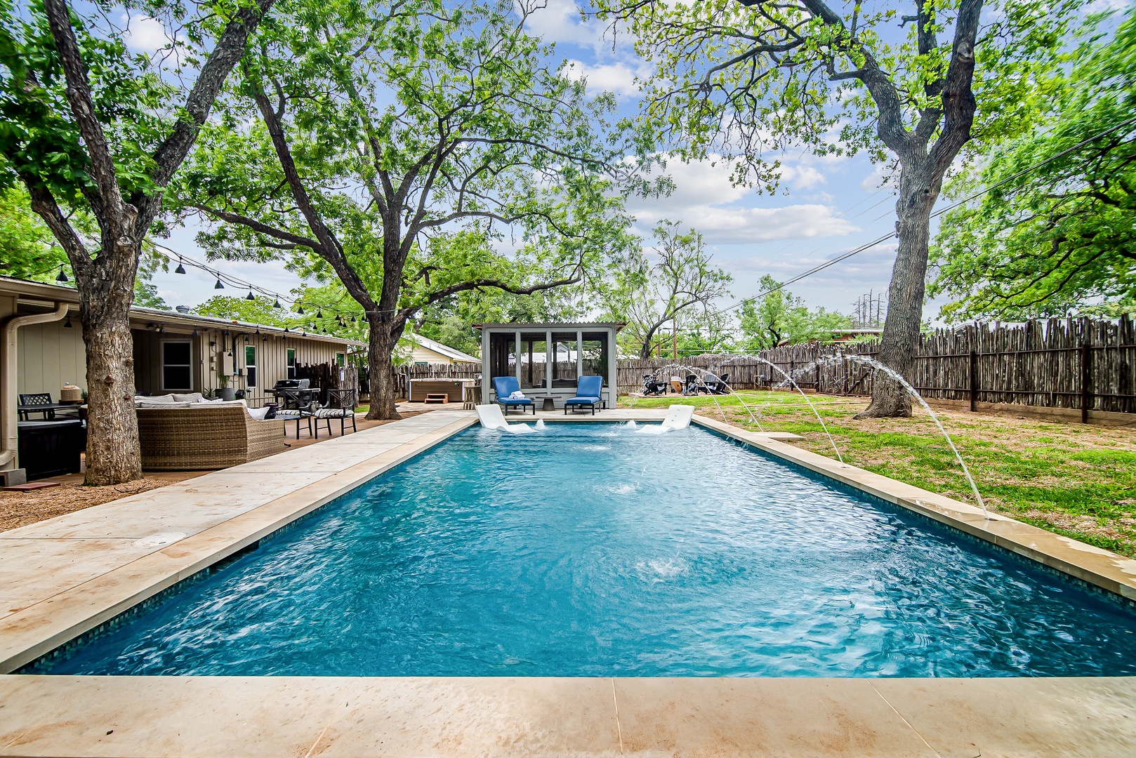 Backyard Oasis w/Pool, Hot-Tub, Grill and FirePit!