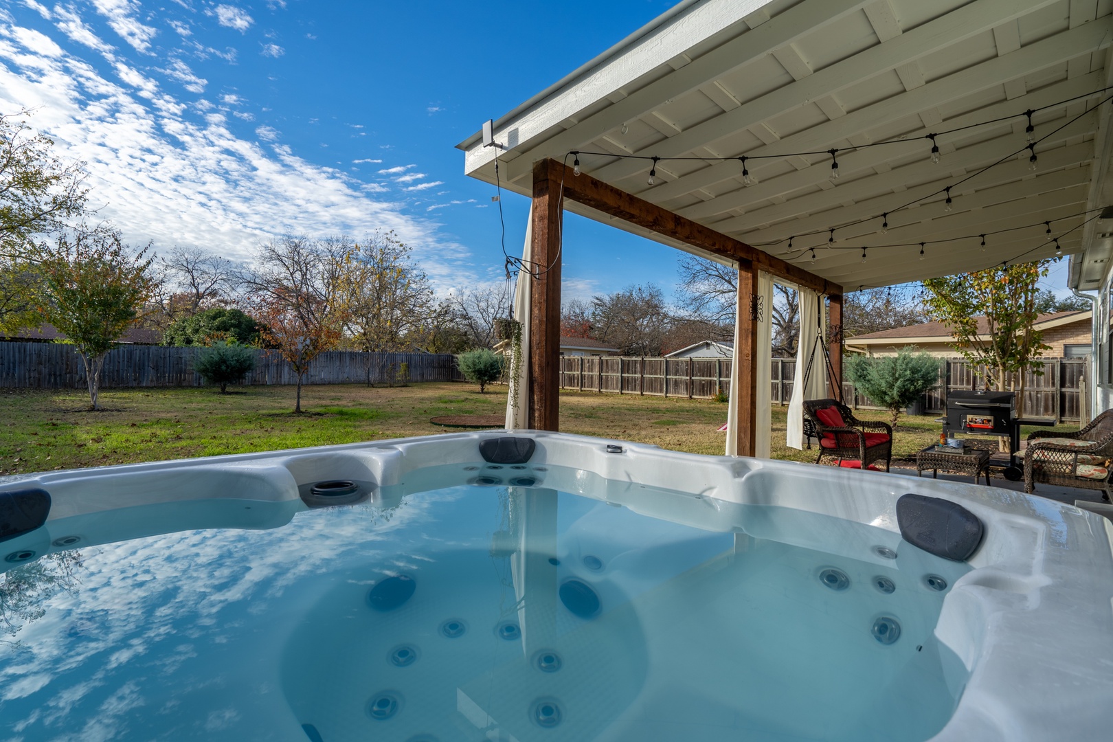 Charming Bungalow w/Hot tub 5min to Main St!
