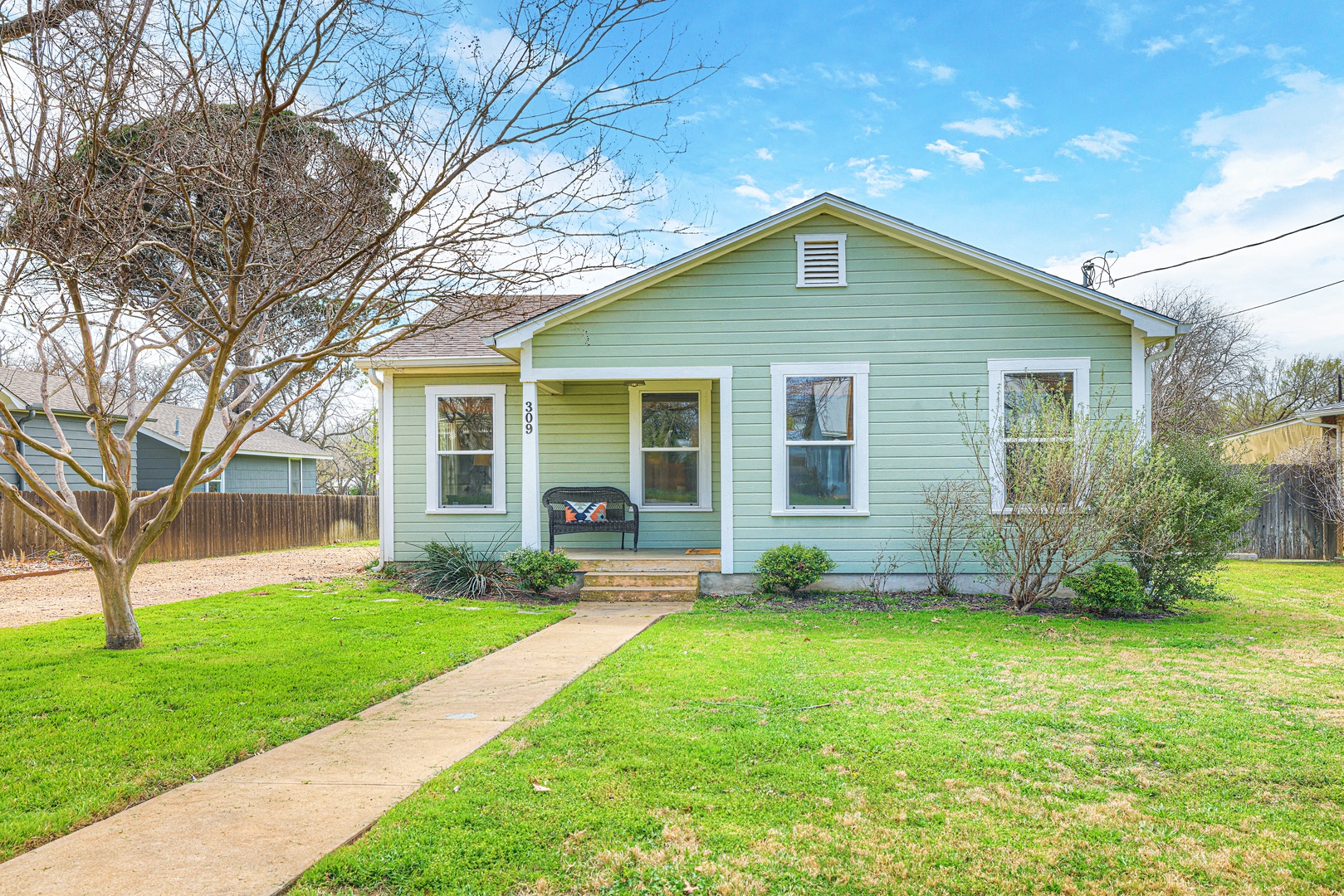 Charming Bungalow with Spa! Close to Main St!